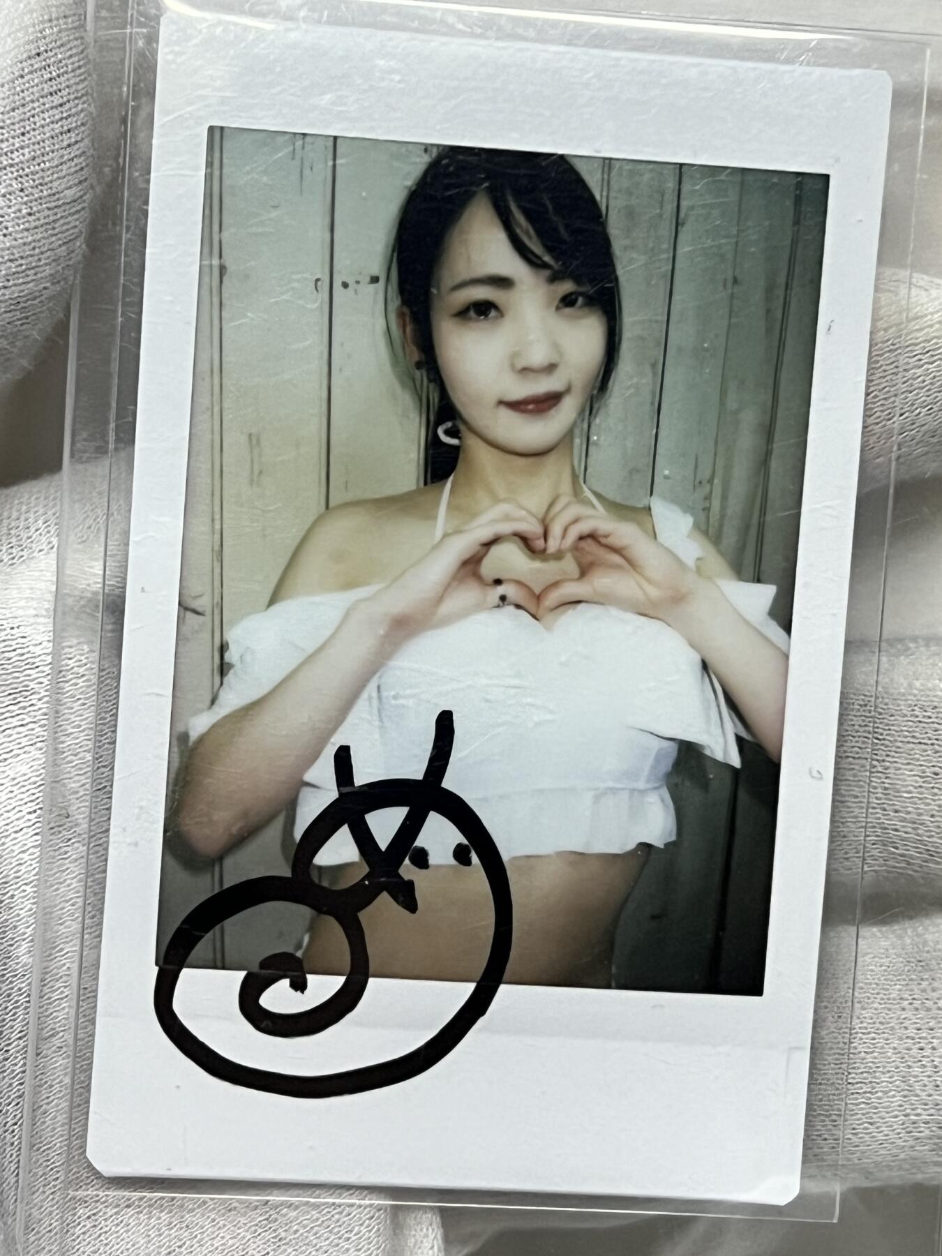 零元拍：日本网红 偶像艺人 美之島惠理 美ノ嶋めぐり 特典 拍立得 签名签字亲签 实卡超好看 稀有 2021年5月出道，成为日本影片公司PRESTIGE的专属新星，是PRESTIGE从FANZA平台撤退后力推的首位专属新人演员。2025年1月，她签约知名厂商M社，开启职业生涯新篇章。