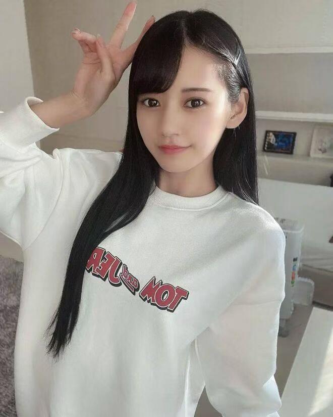 零元拍：日本 网红 偶像艺人 八卦海 八掛海 特典 拍立得 签名签字亲签 画了小爱心 实卡超好看 稀有 2020年11月以日本影片公司PRESTIGE专属的身份正式出道，首部作品《JK制服与初恋笑容》让她迅速走红，2025年1月签约M社。