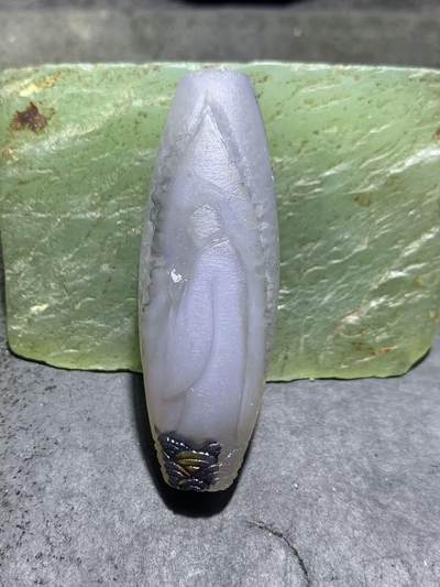 精美天然亚光高玉化白玉髓冰飘九眼页岩天珠雕刻一叶成佛把件（吊坠）一个！ - 精美天然亚光高玉化白玉髓冰飘九眼页岩天珠雕刻一叶成佛把件（吊坠）一个！