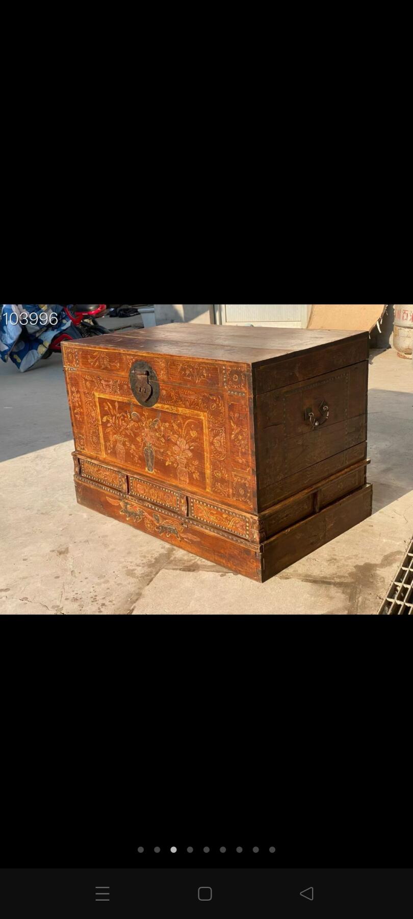 清代手绘老画箱，其上绘有花瓶牡丹花等图案，花瓶象征平安，牡丹乃富贵之花，整体寓意吉祥美好！岁月沉淀，古色古香，韵味独特颇具收藏价！