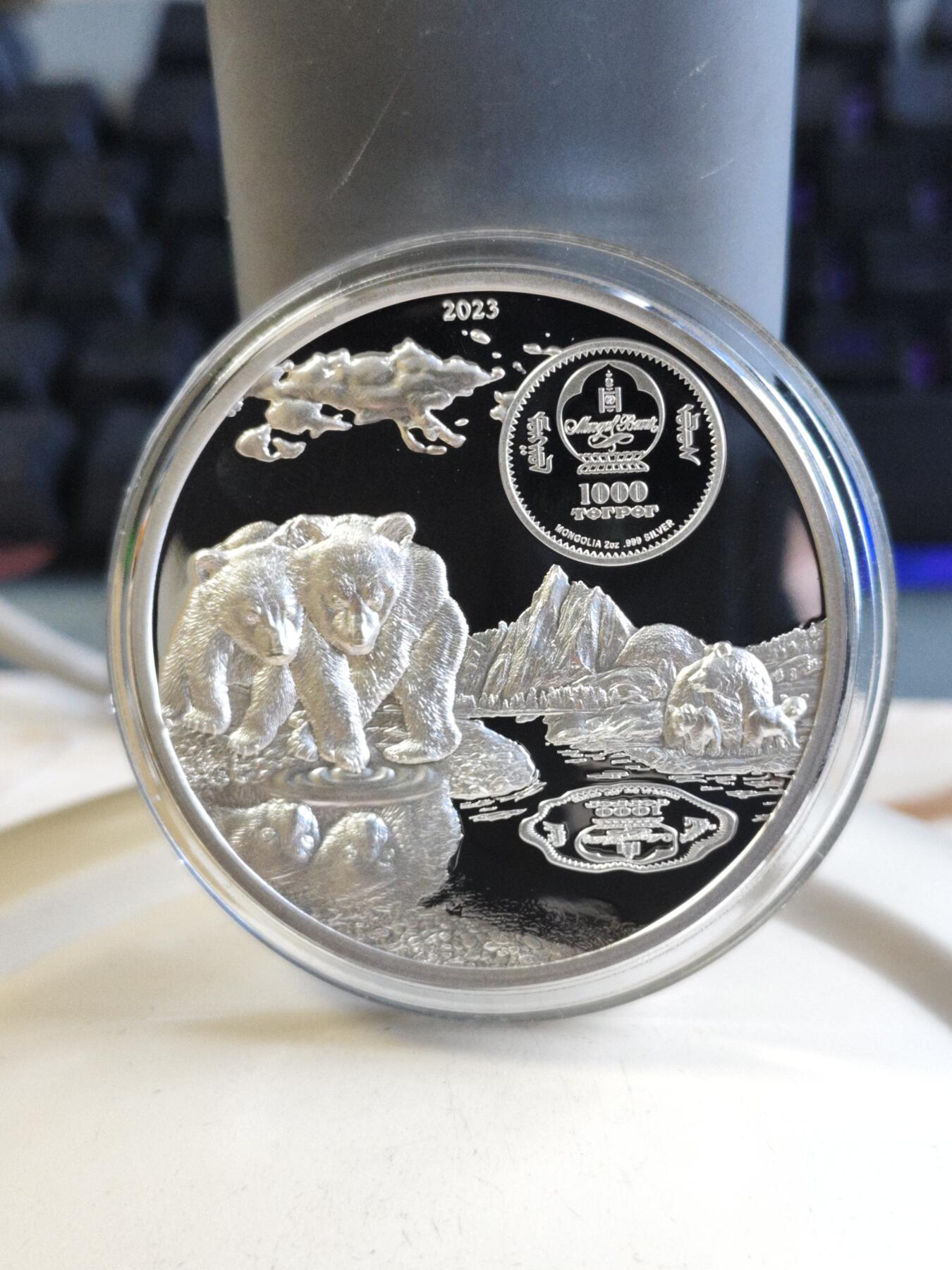 第177期拍卖【长期征集拍品】 蒙古2023年成长系列3棕熊2盎司钌化高浮雕纪念银币，999银，发行333枚