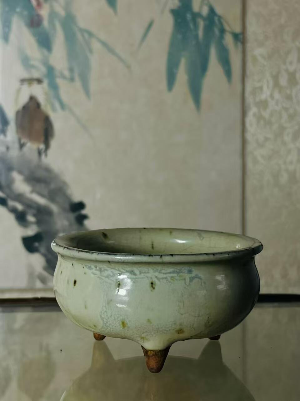清代三足琴炉，三足开片，径8.6厘米高5厘米。