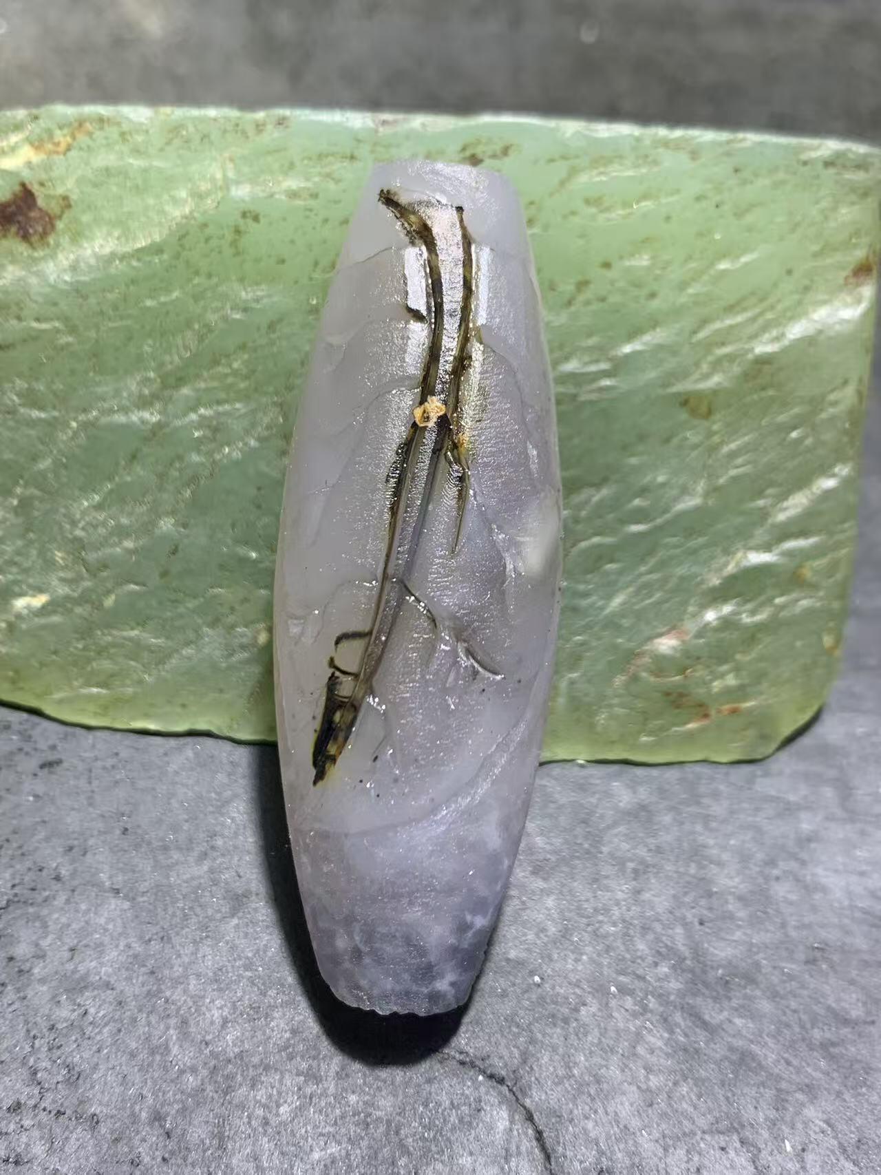 精美天然亚光高玉化白玉髓冰飘九眼页岩天珠雕刻一叶成佛把件（吊坠）一个！