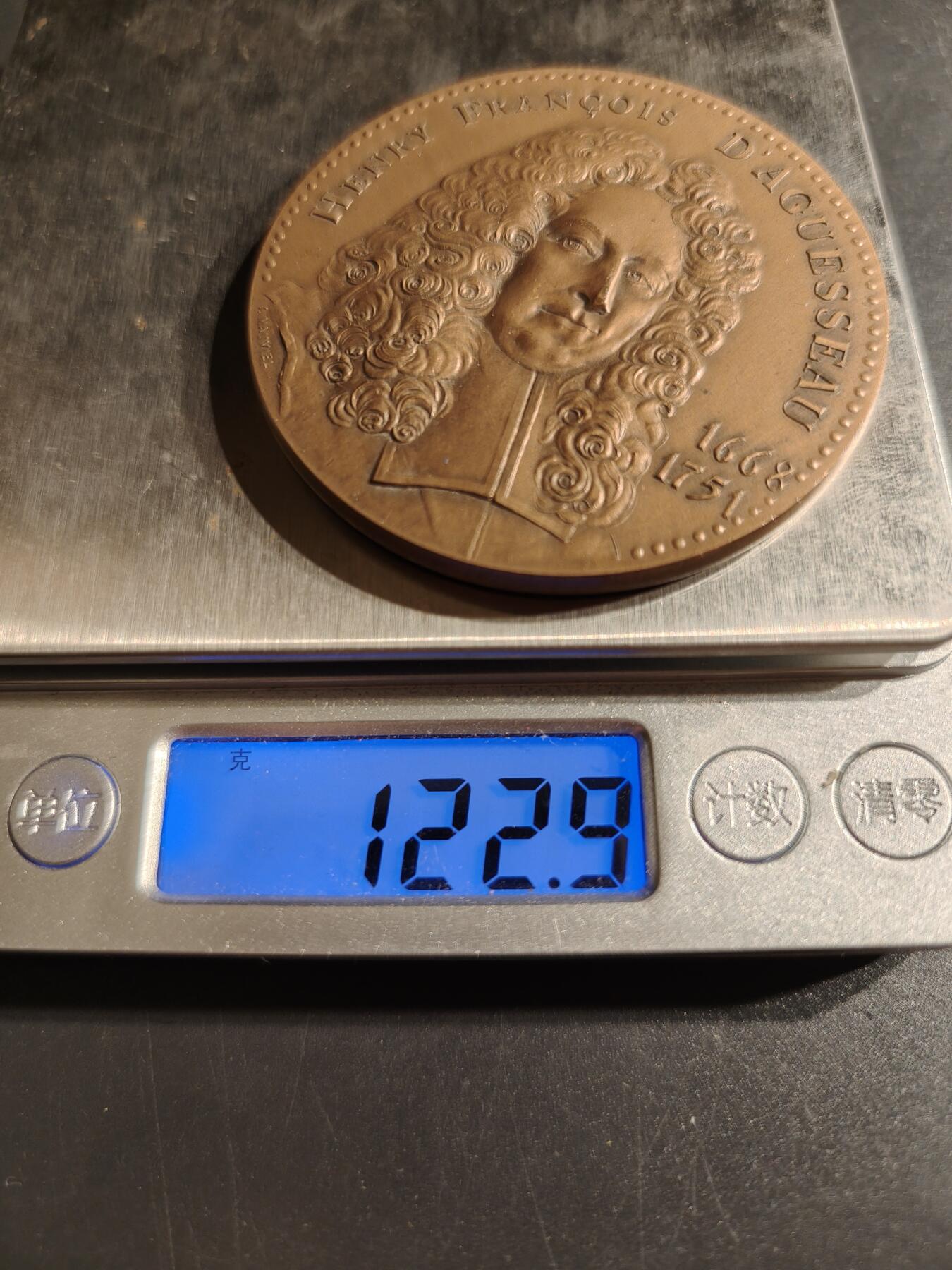 老王徽章第153期 法国政治家亨利·弗朗索瓦·德·阿格索大铜章    直径58mm.  重量122.8g.    亨利·弗朗索瓦·德·阿格索（1668-1751）是法国著名的法学家和政治家，曾担任法国大法官