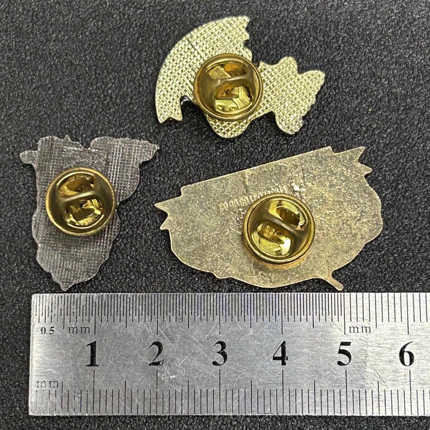 西秦中古拍卖第六十期 外国小徽章3枚