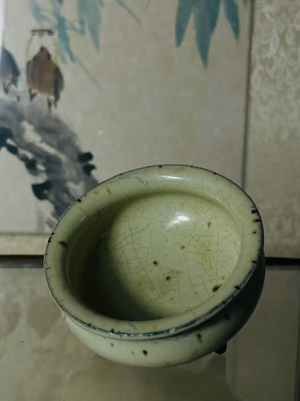 清代三足琴炉，三足开片，径8.6厘米高5厘米。