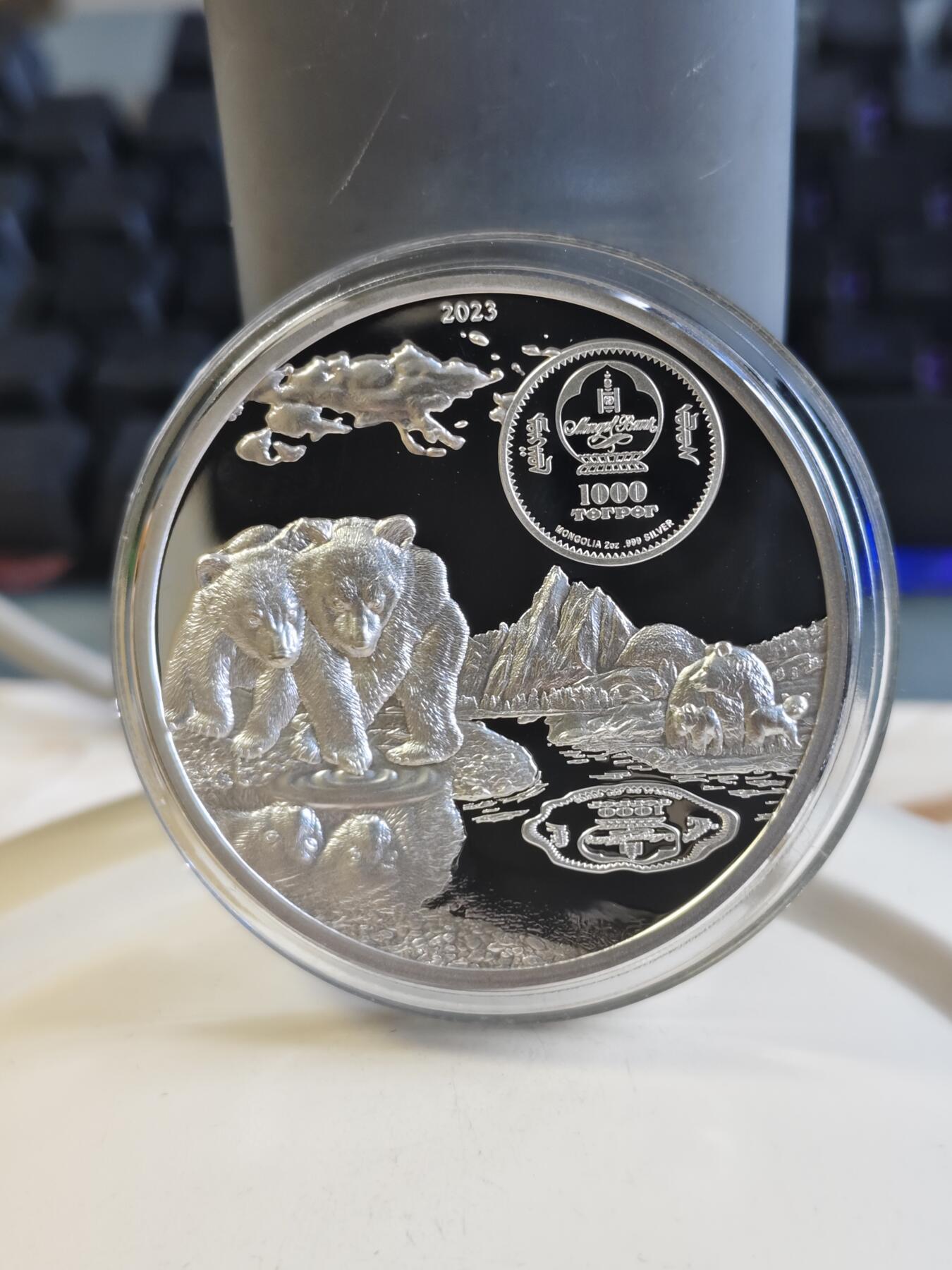 第177期拍卖【长期征集拍品】 蒙古2023年成长系列3棕熊2盎司钌化高浮雕纪念银币，999银，发行333枚