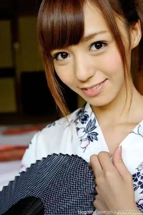 零元拍：网红JUICY HONEY 希志爱野 希志あいの 2008年出道，2015年退役，以清纯气质和体操柔韧性著称 曾任惠比寿麝香葡萄第三代队长 亲穿蕾丝裙 实物切割 物料卡 附带独立编号236/300 2012年出品 十多年老卡！存世量极低！且拍且珍惜！
