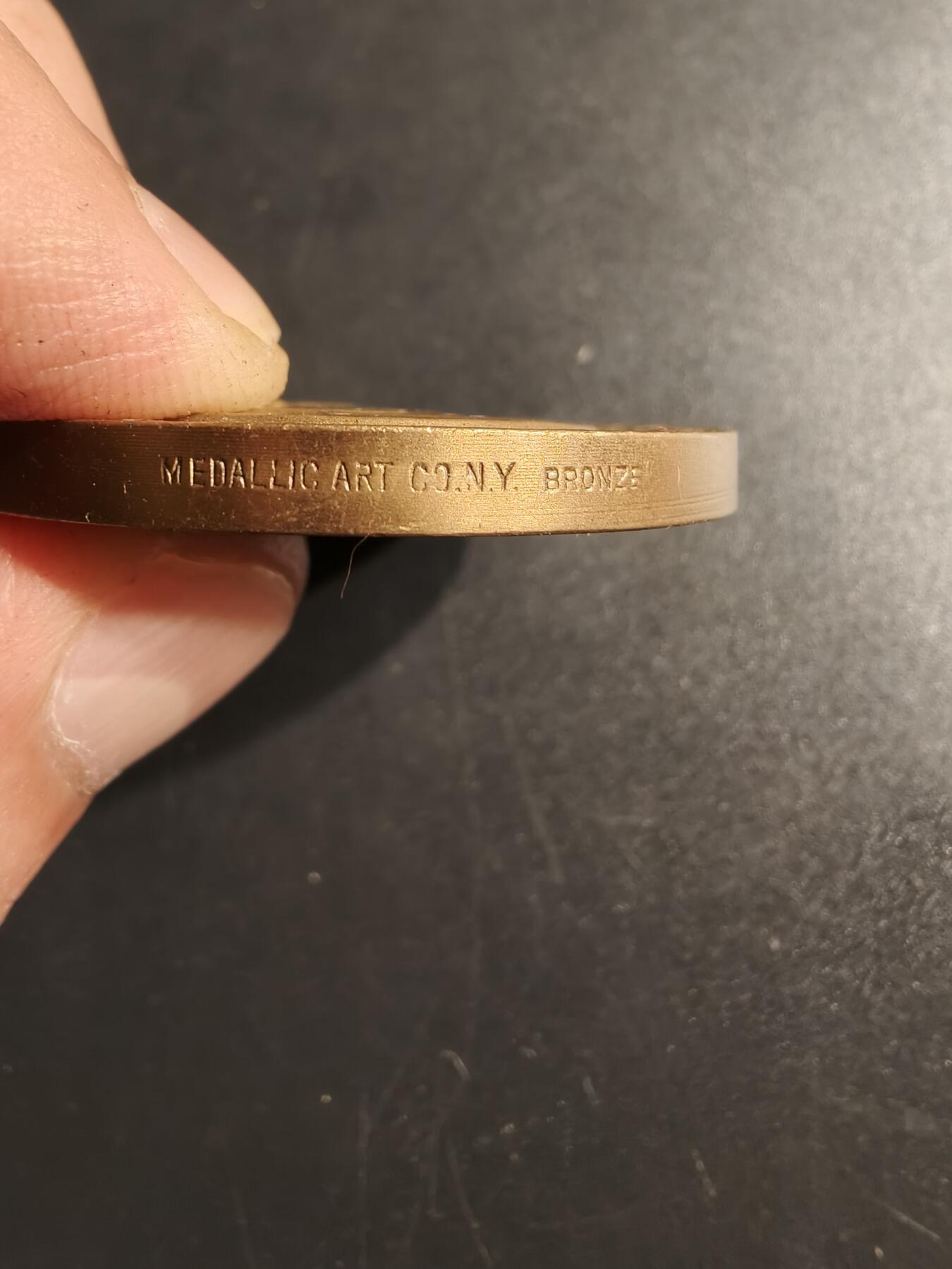 老王徽章第153期 美国约翰昆西亚当斯大铜章   直径42mm.  重量55.7g. 约翰·昆西·亚当斯是美国第六任总统，任期为1825年至1829年