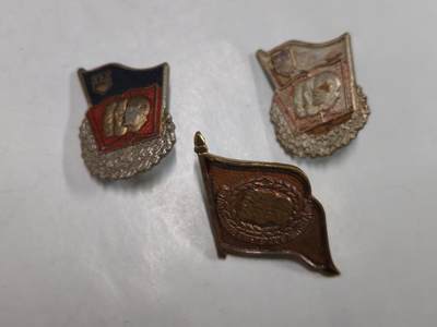 韵星假日拍卖第二十六期 -- Rimey Holidays Auction 26 - 民主德国自由德国青年团表彰良好知识证章银级两枚与自由德国青年团徽章一枚