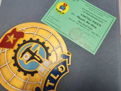 韵星假日拍卖第二十六期 -- Rimey Holidays Auction 26 - 越南社会主义共和国工会代表大会牌匾--政府大厅门口 集体奖励+证书一张 非常少见 保存完好 证书很少 