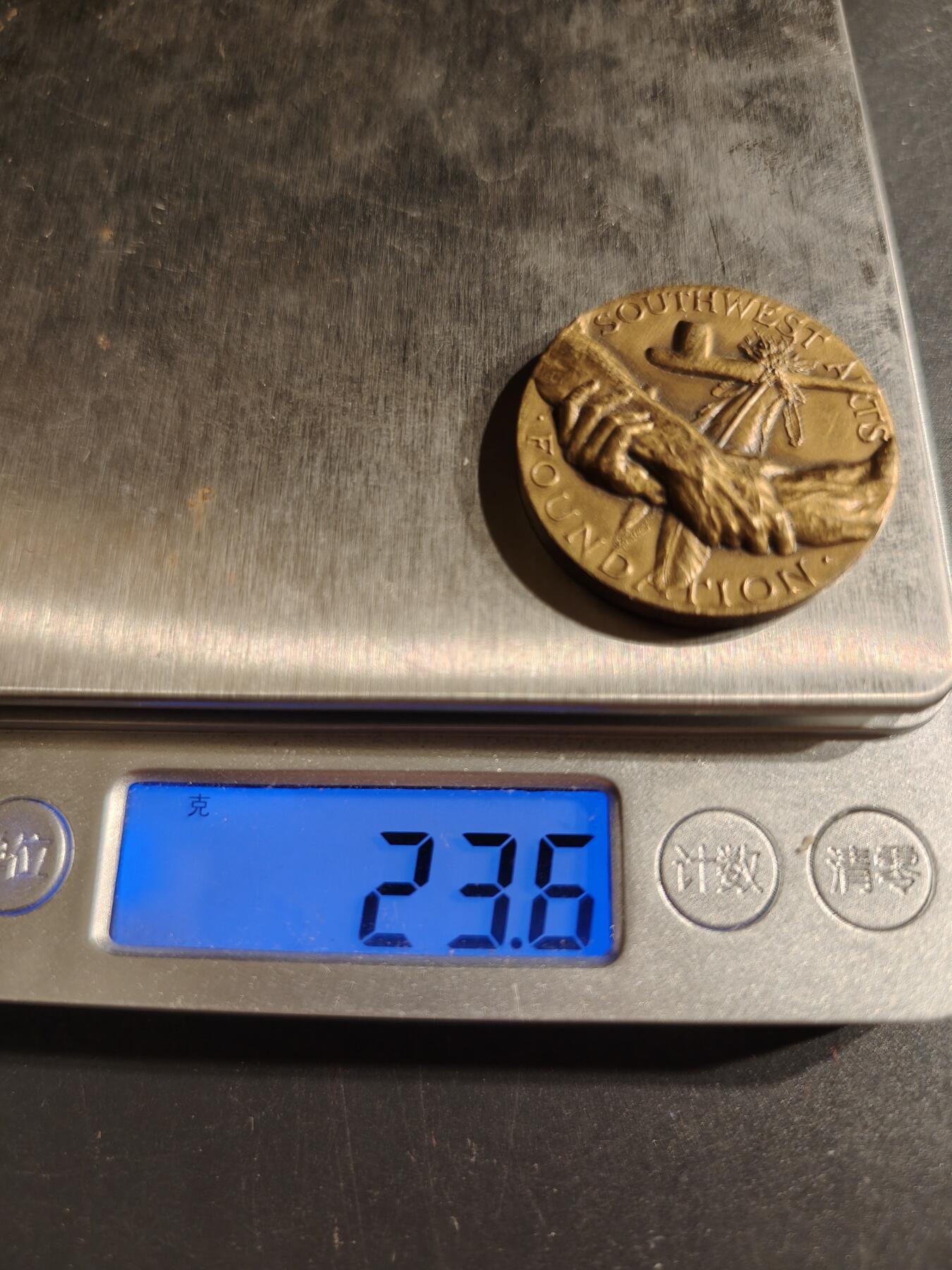 老王徽章第153期 美国西南艺术基金会大铜章    直径32mm.   重量23.6g