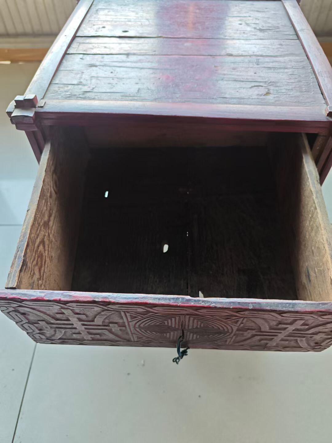 民国刻花竹子小桌，四面雕工，桌身雕刻精美，做工细腻，包浆自然。内部空间宽敞，适合收纳。品相如图，有正常使用痕迹