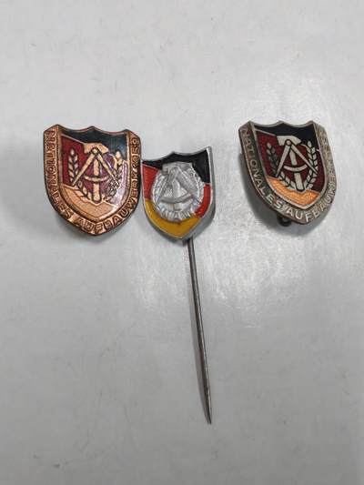 韵星假日拍卖第二十六期 -- Rimey Holidays Auction 26 - 民主德国国民阵线徽章与插针一组