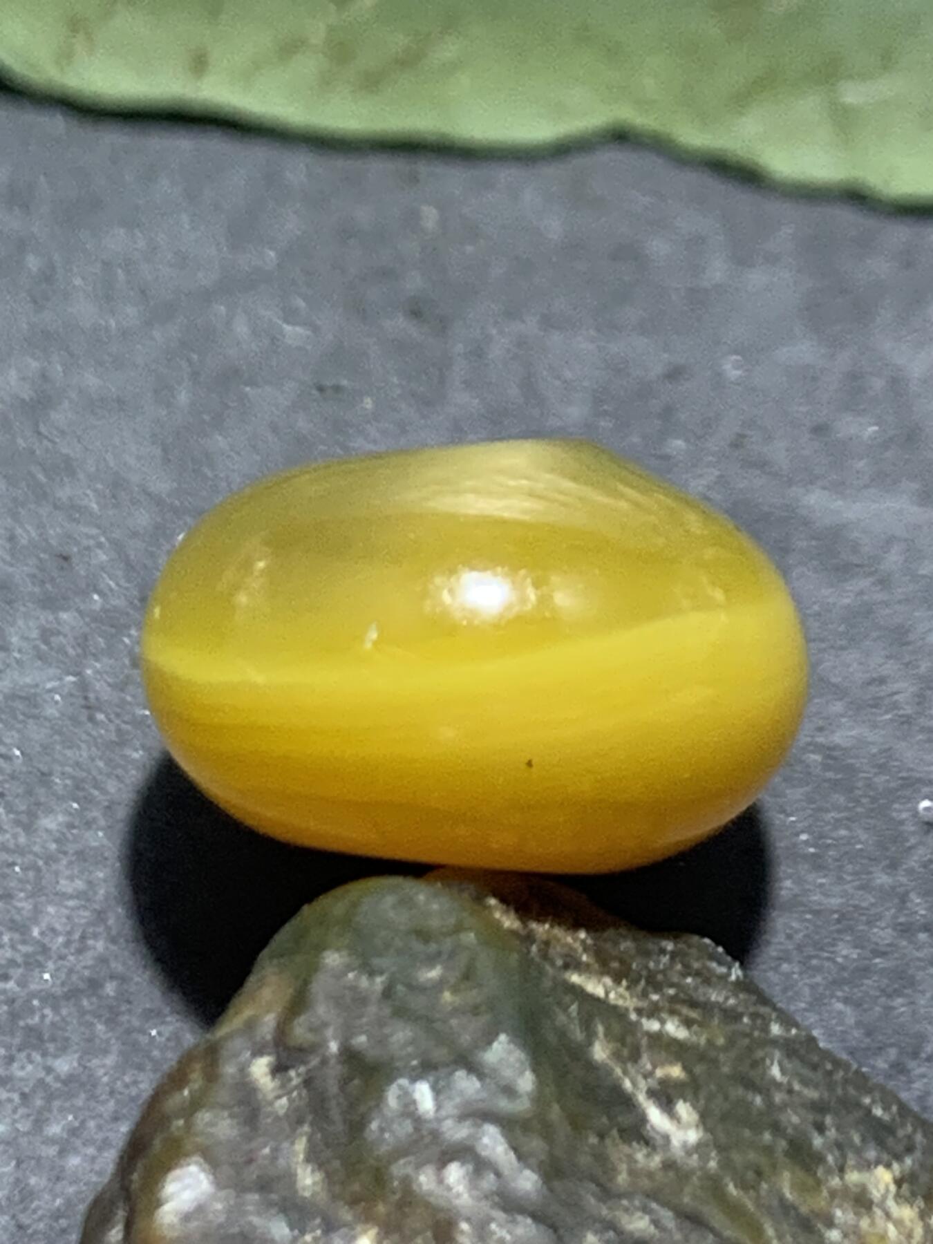 精美蒙料鸡油黄冻料战国红玛瑙随形算盘珠一个