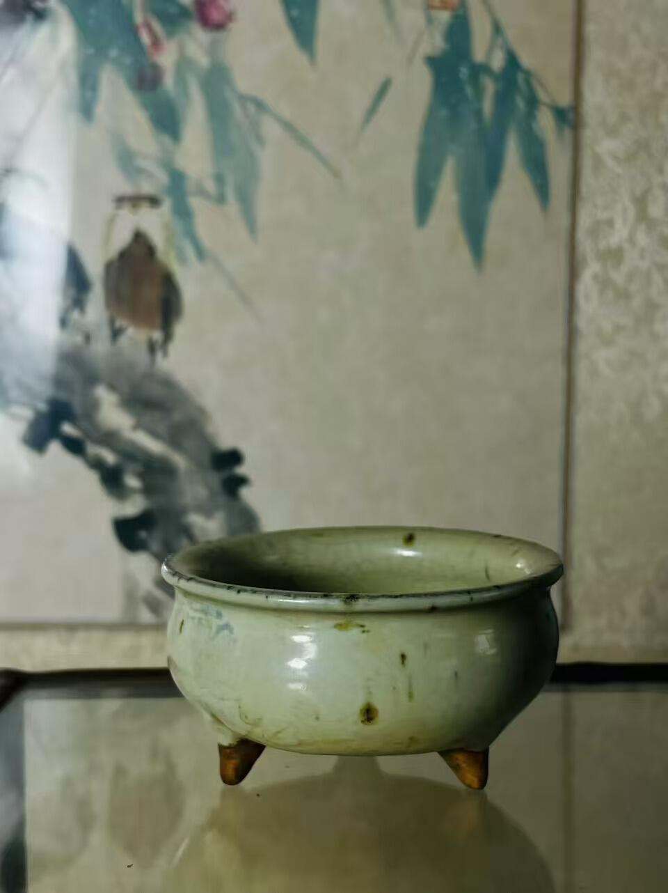 清代三足琴炉，三足开片，径8.6厘米高5厘米。
