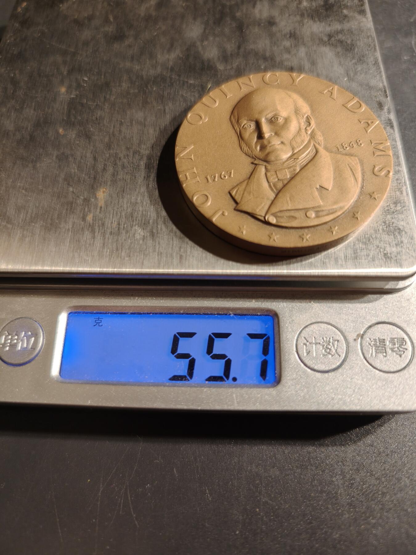 老王徽章第153期 美国约翰昆西亚当斯大铜章   直径42mm.  重量55.7g. 约翰·昆西·亚当斯是美国第六任总统，任期为1825年至1829年