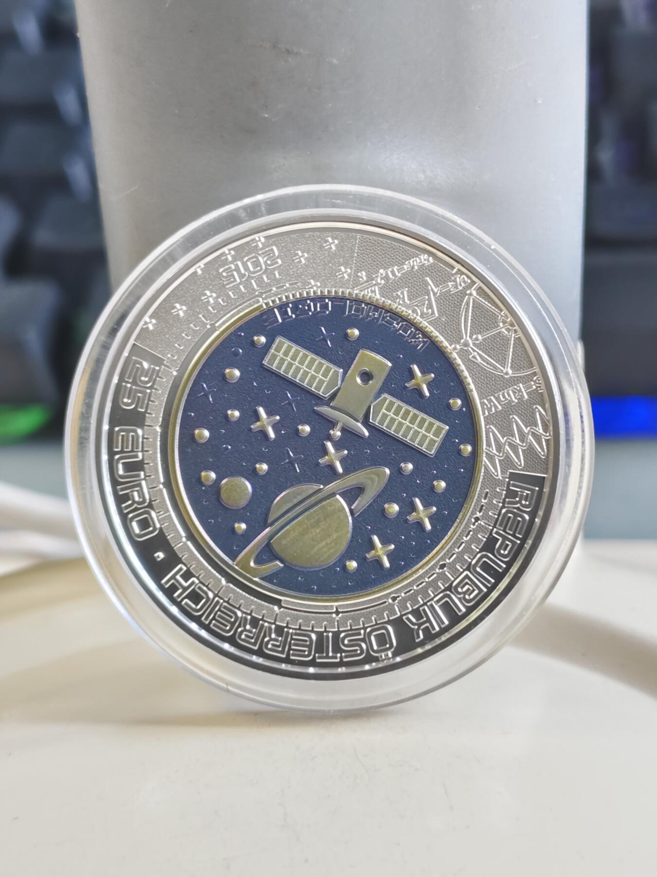 第177期拍卖【长期征集拍品】 奥地利2015年宇宙论铌银镶嵌双色纪念币，900银/998铌，10克和7.15克，发行：65000枚