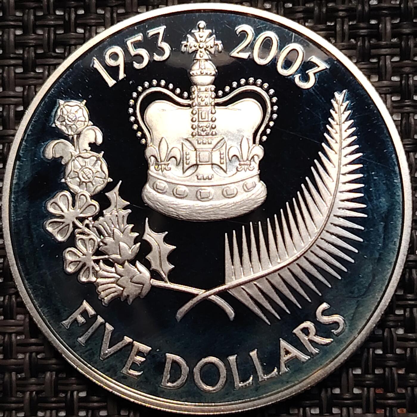 布加迪🐬～世界钱币(上海)🌾第 246 期 /  各国套币和散币 新西兰🇳🇿 2003年 5元   (英联帮国家祝贺女王登基50周年庆典银币 / 鎏金女王头像特别版)  28.28g/38.6mm ~ L