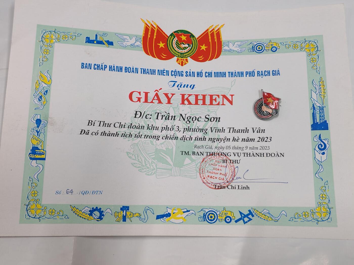 韵星假日拍卖第二十六期 -- Rimey Holidays Auction 26 越南社会主义共和国陈乐山为共青团发展积极贡献奖状带证章