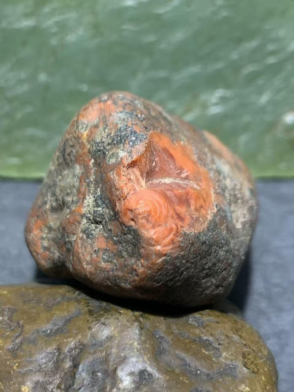 精美柿子红皮开窗包浆料南红玛瑙原石一颗