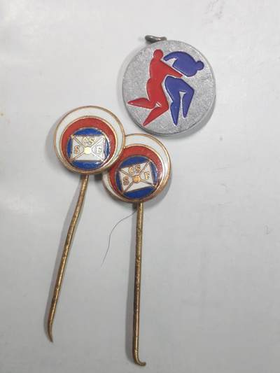 韵星假日拍卖第二十六期 -- Rimey Holidays Auction 26 - 民主德国徽章插针一组