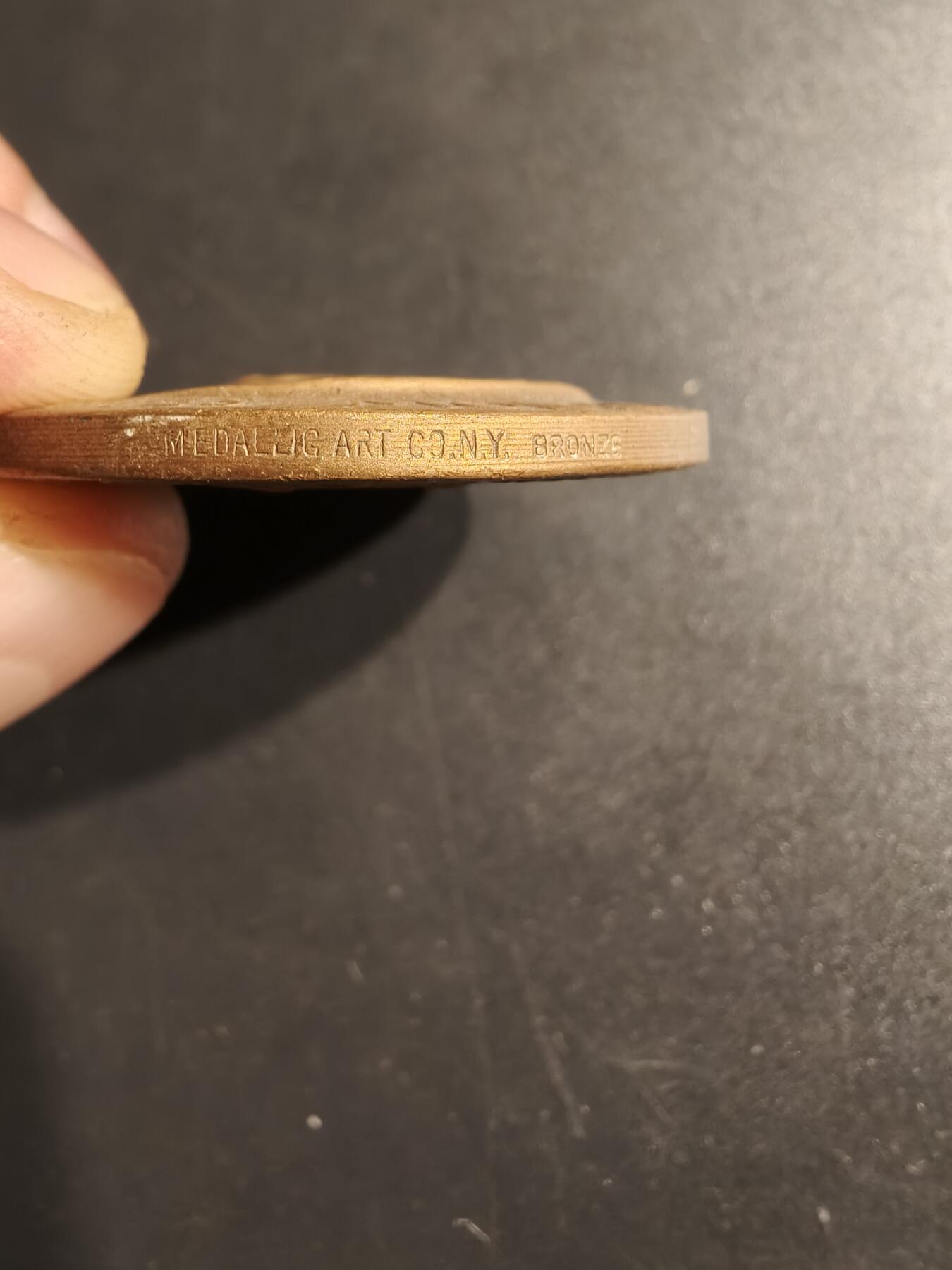 老王徽章第153期 美国詹姆斯·门罗总统大铜章    直径43mm.   重量51g.   詹姆斯·门罗是美国的第五任总统，也被认为是美国建国之父中的最后一位。