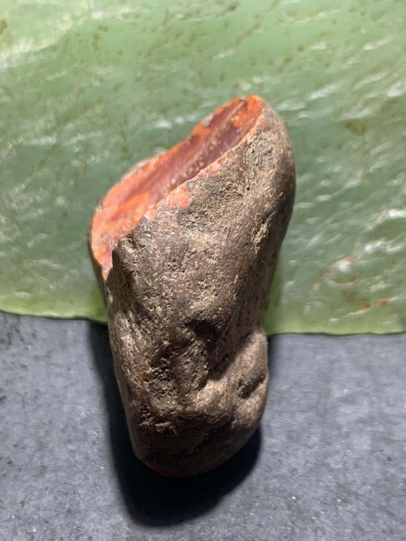 精美铁皮开窗冻料千层纹南红玛瑙原石一颗，