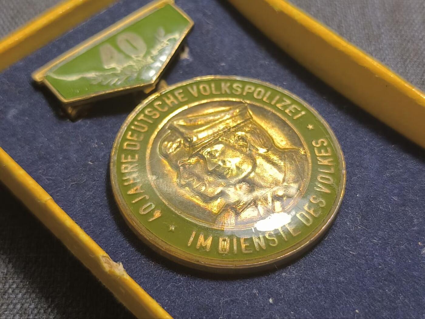 罗岚⭐爱藏⭐精品国庆假期专拍-分享拍场赚佣金 民主德国内务部人民警察四十年光荣服役奖章带盒
