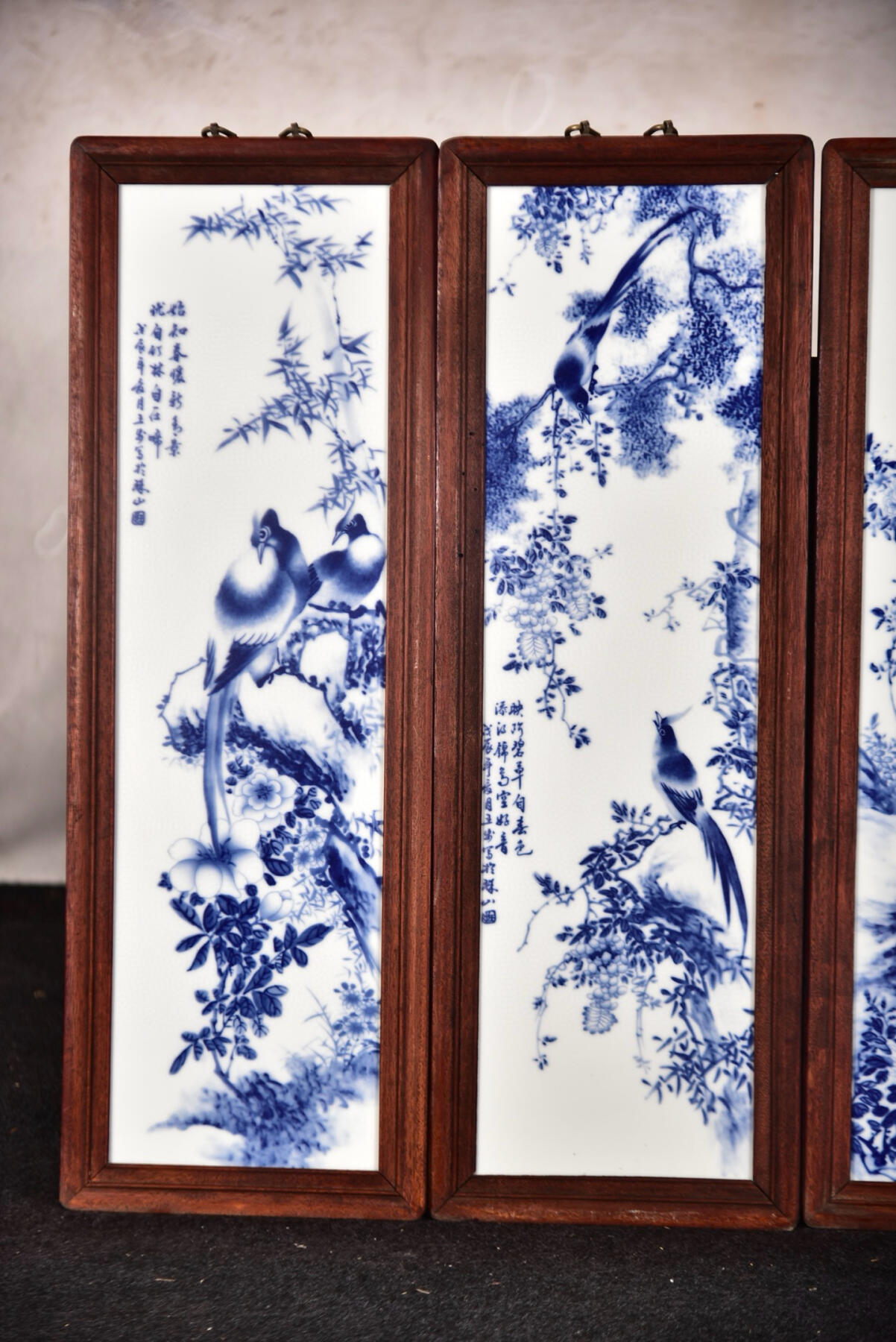 青花大王王步作品赏析！ 红木镶精品青花花鸟瓷板画挂屏一组！ 《鸟语花香》
