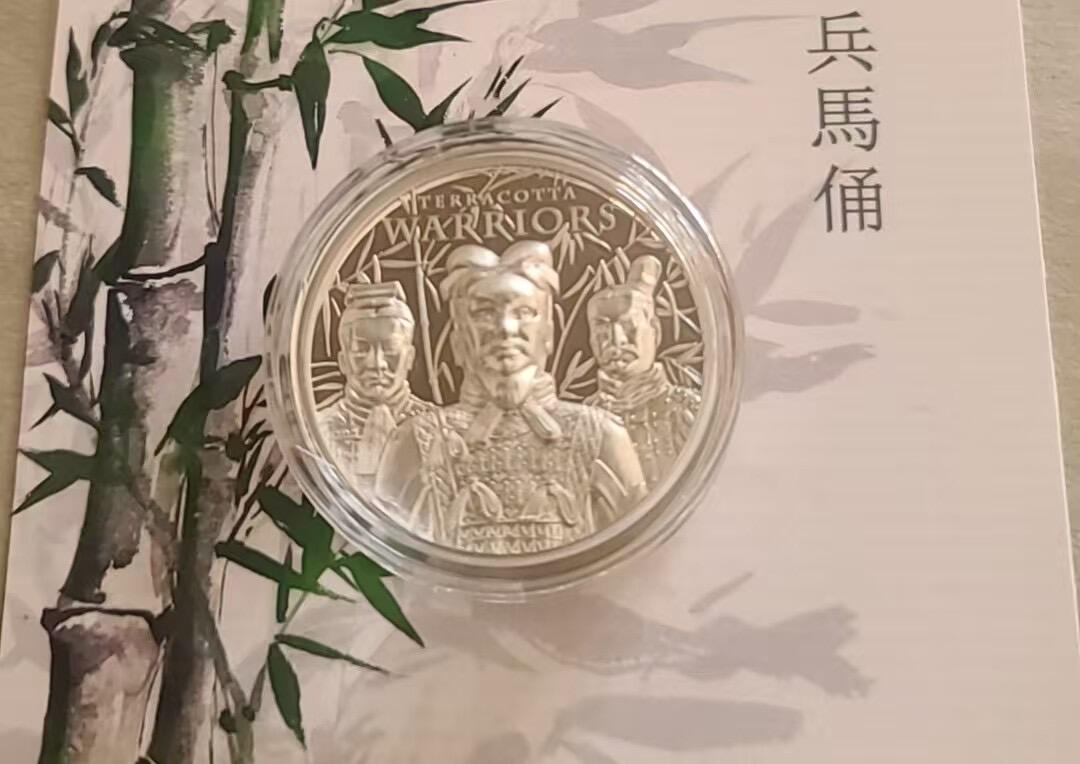 ❤️【币观天下】❤️ 第326期钱币拍卖- 2025.10.3周五晚上6点半场-长期征集拍品 库克2021年兵马俑1盎司双面高浮雕银币带证书包装