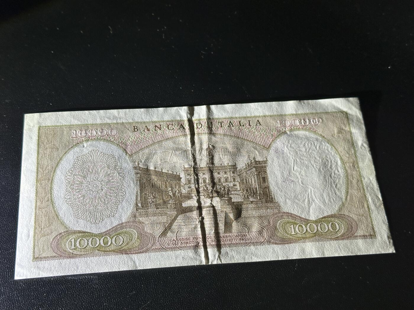 《外钞收藏家》第五百七十二期（畅拍场）（本平台长期征集拍品、欢迎藏友们联系合作） 1962年意大利1万里拉 AU品相