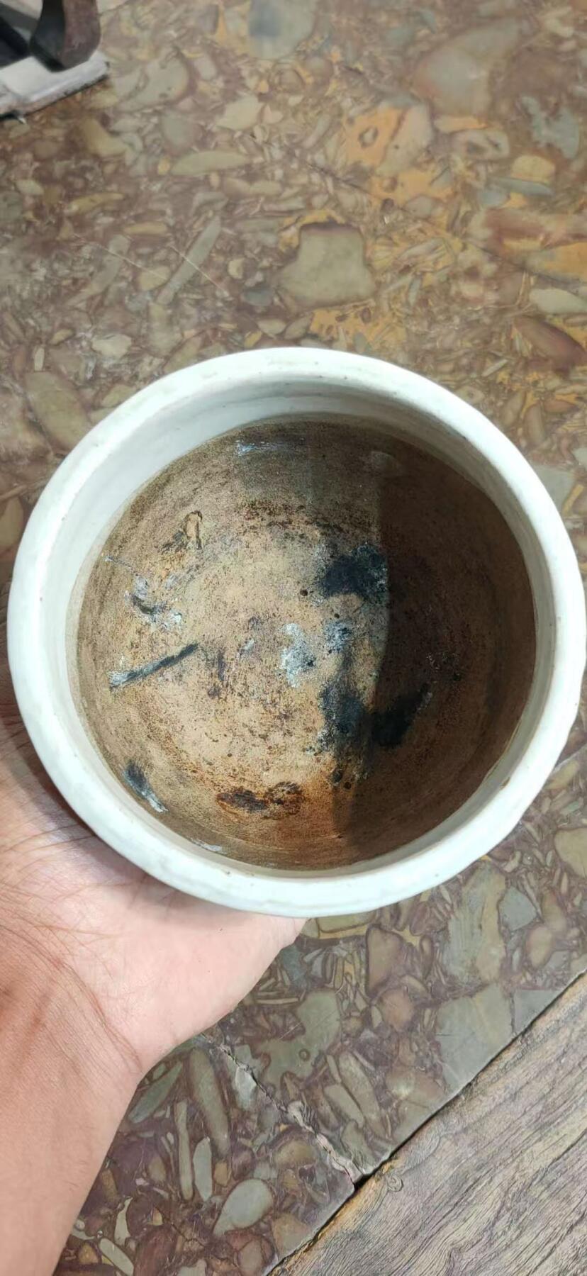 明代，白釉老窑香炉，古朴厚重，保存完整。径13cm高8cm。