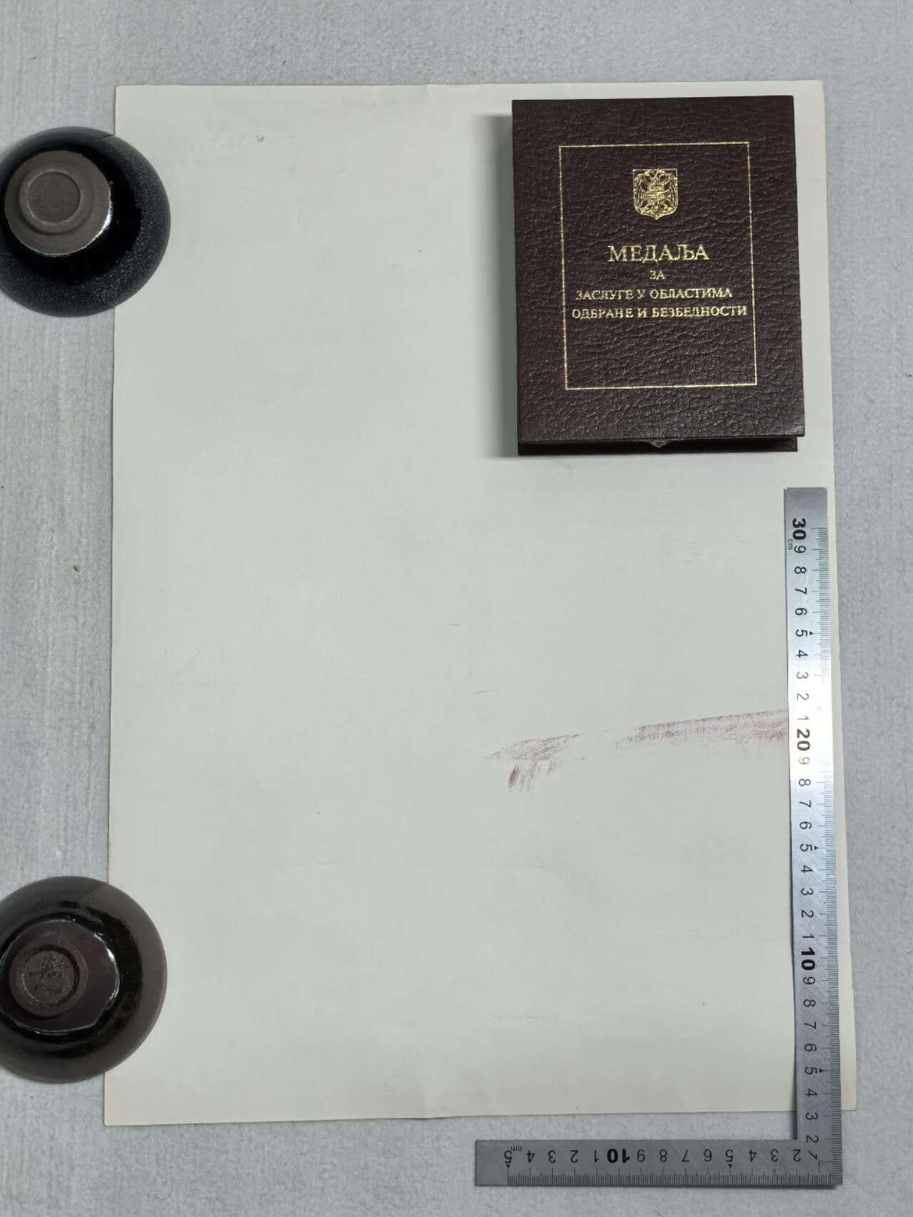 小驴勋章奖章收藏10月3日晚6点庆国庆迎中秋拍卖（收有偿代拍，送拍规则在简介最后，参拍须阅读规则后再参拍，关系到运费包装发货时效真假辨别等关键信息，店主微信码在最后一拍品，4号发货晚付款得节后发） 南联盟国防与安全功绩奖章，原盒原略带证书