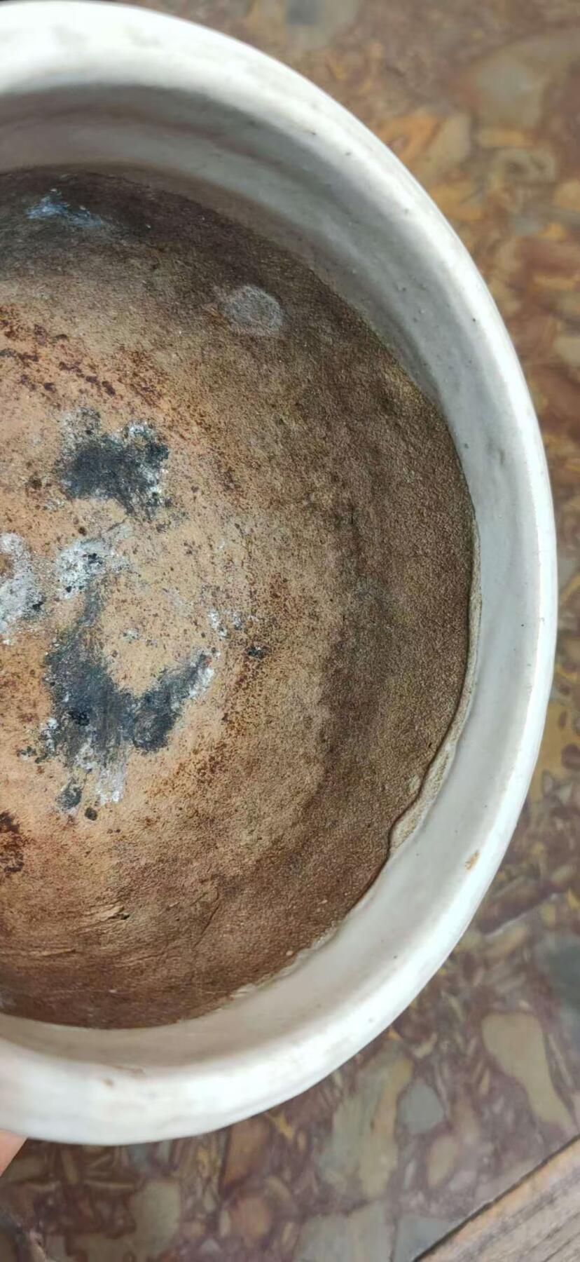 明代，白釉老窑香炉，古朴厚重，保存完整。径13cm高8cm。