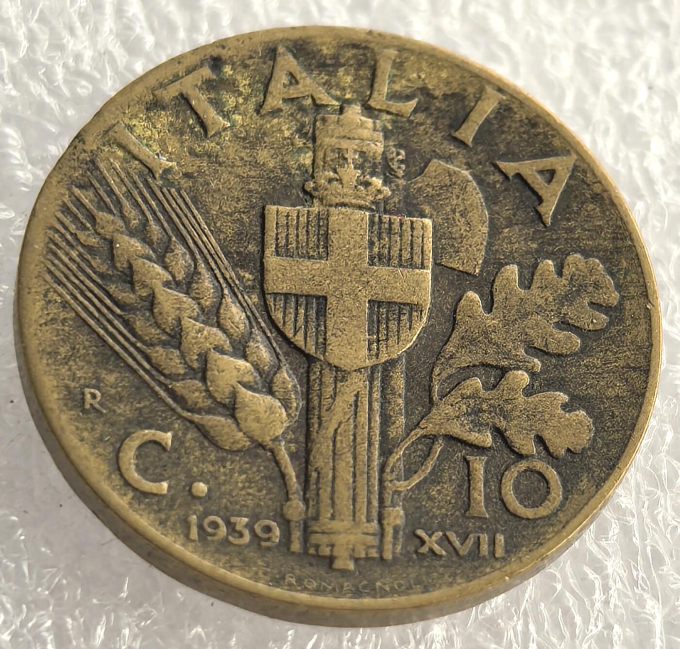外国优质纪念币邮币封银币，周日晚上九点倒数截拍，满百包邮，可寄存半年，喜欢朋友微信扫描二维码可直接参拍 意大利1939年10分黄铜版
