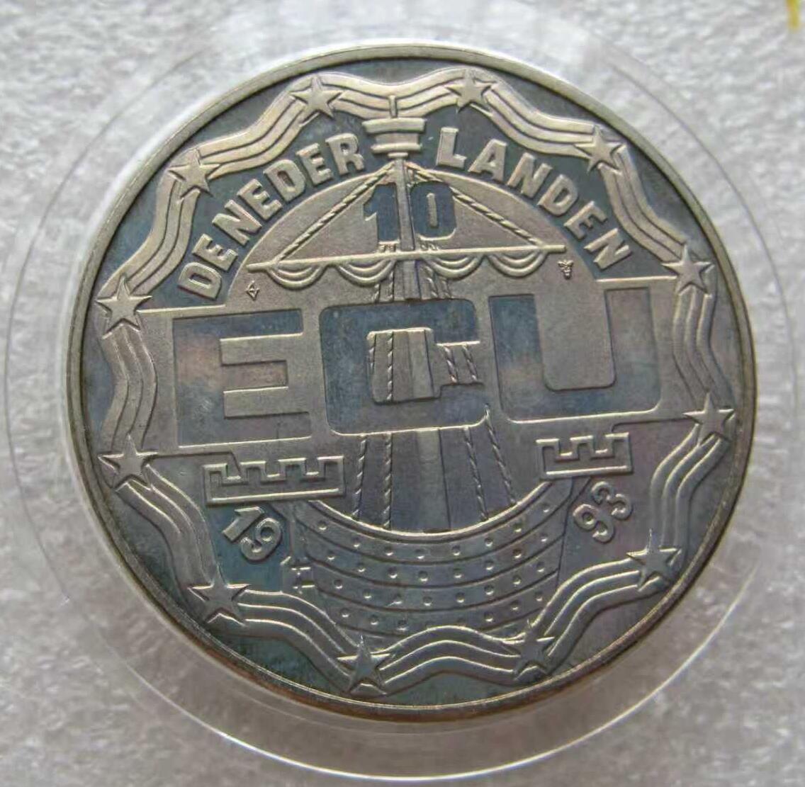 外国优质纪念币邮币封银币，周日晚上九点倒数截拍，满百包邮，可寄存半年，喜欢朋友微信扫描二维码可直接参拍 荷兰1993年最古老城市马斯特里赫特市10ECU克朗型纪念币