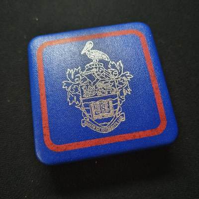 【全场包邮】纯粹捡漏拍465场 - 【稀少】东加勒比1998年10元西印度群岛大学50周年精制克朗型纪念银币-盒证全-量1000