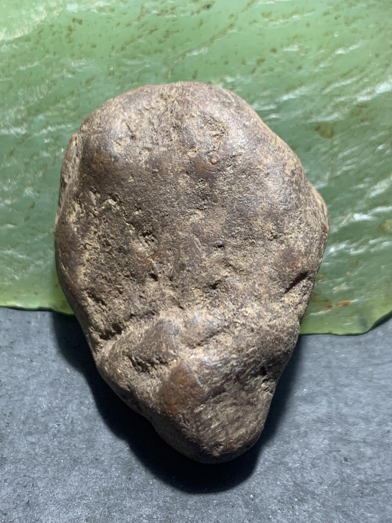 精美铁皮开窗冻料千层纹南红玛瑙原石一颗，