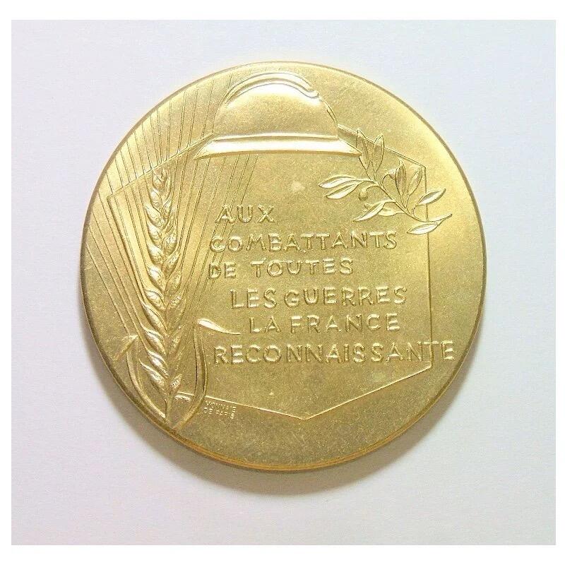 法国一战胜利纪念 钢盔+冲锋号高浮雕精制大镀金章 40MM