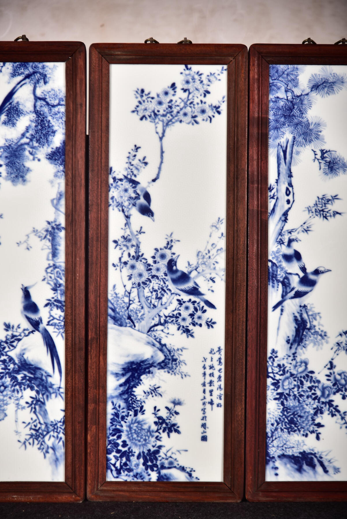 青花大王王步作品赏析！ 红木镶精品青花花鸟瓷板画挂屏一组！ 《鸟语花香》