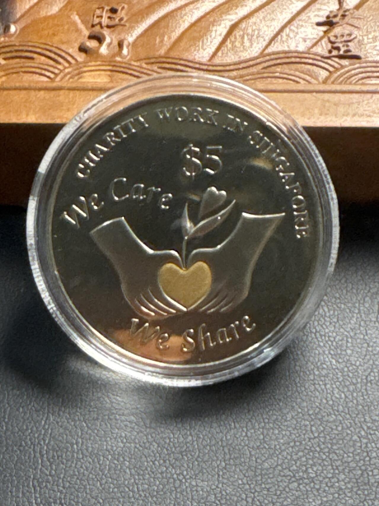 ❤️【币观天下】❤️ 第326期钱币拍卖- 2025.10.3周五晚上6点半场-长期征集拍品 新加坡1998年爱心捐赠镀金铜质纪念币盒装