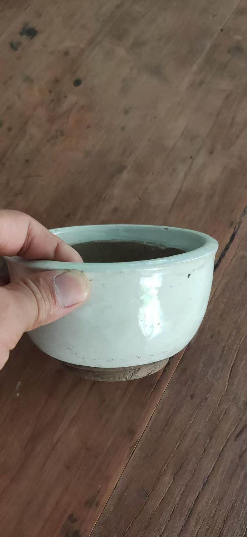 明代，白釉老窑香炉，古朴厚重，保存完整。径13cm高8cm。