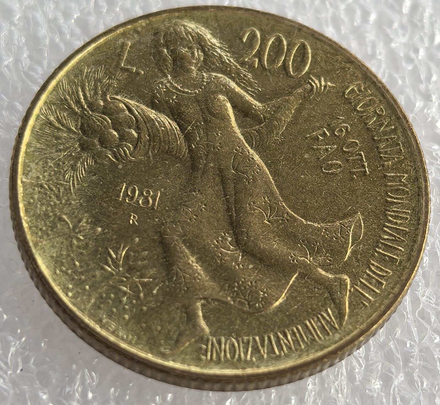 外国优质纪念币邮币封银币，周日晚上九点倒数截拍，满百包邮，可寄存半年，喜欢朋友微信扫描二维码可直接参拍 意大利丰收少女粮农组织纪念币