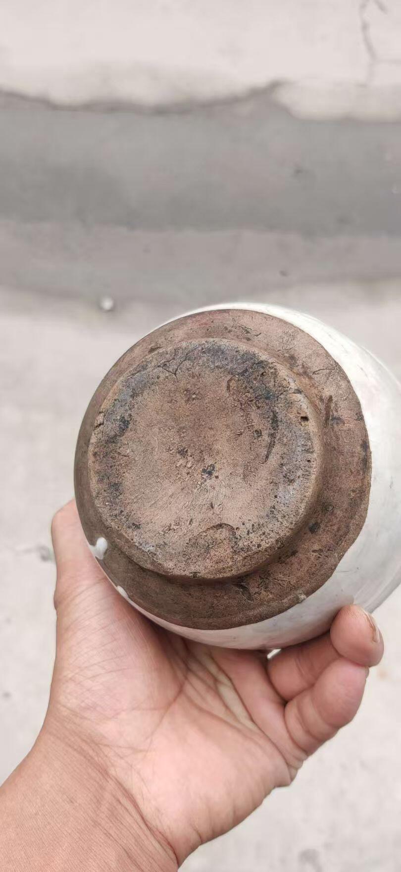 明代，白釉老窑香炉，古朴厚重，保存完整。径13cm高8cm。