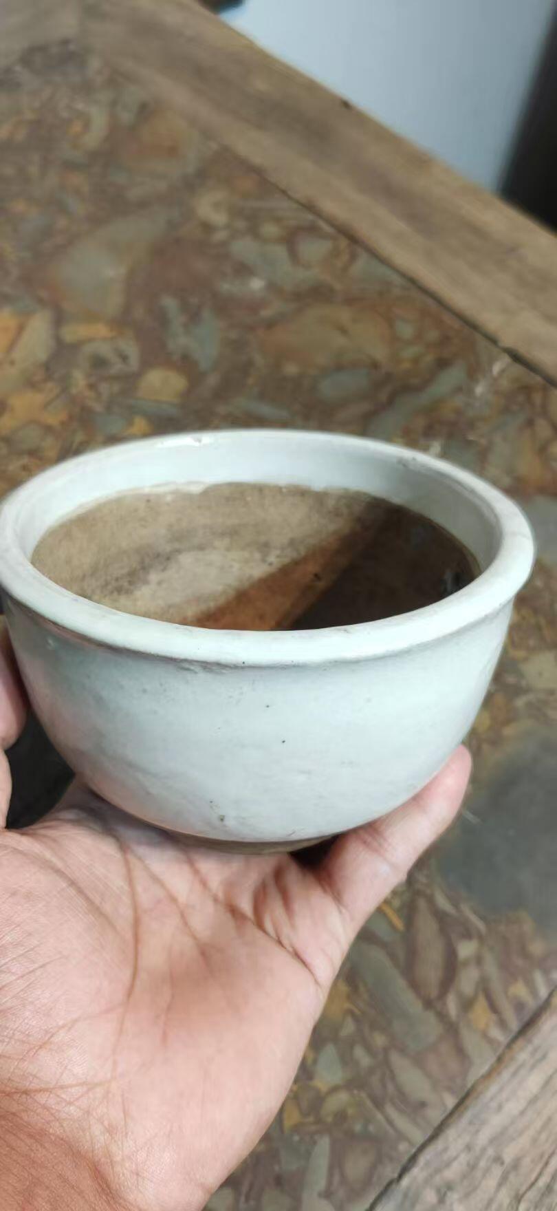 明代，白釉老窑香炉，古朴厚重，保存完整。径13cm高8cm。
