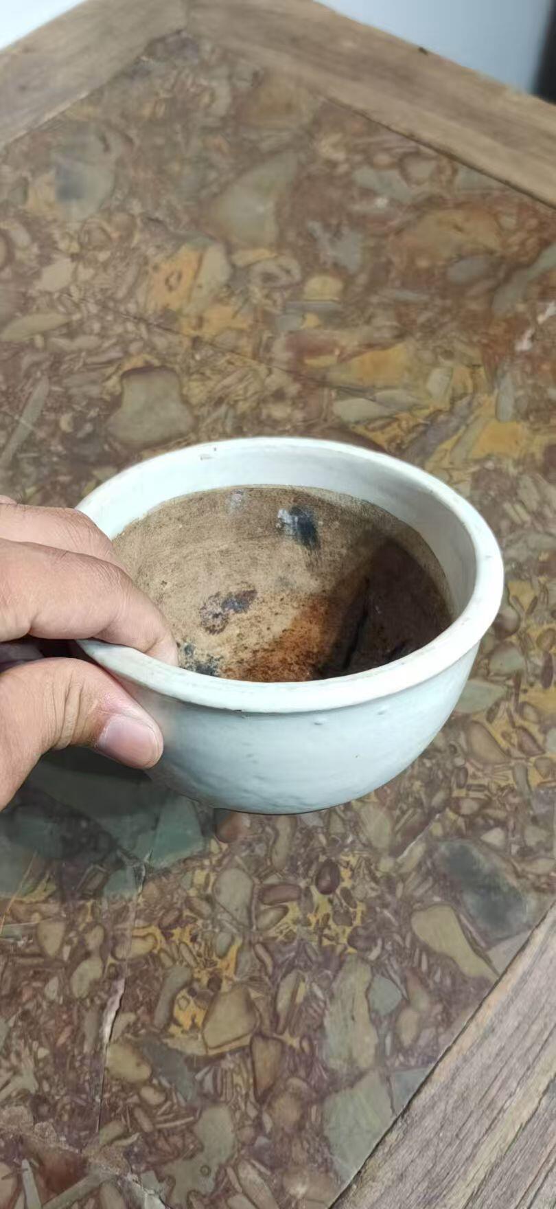 明代，白釉老窑香炉，古朴厚重，保存完整。径13cm高8cm。