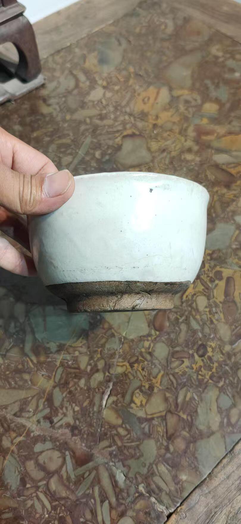 明代，白釉老窑香炉，古朴厚重，保存完整。径13cm高8cm。