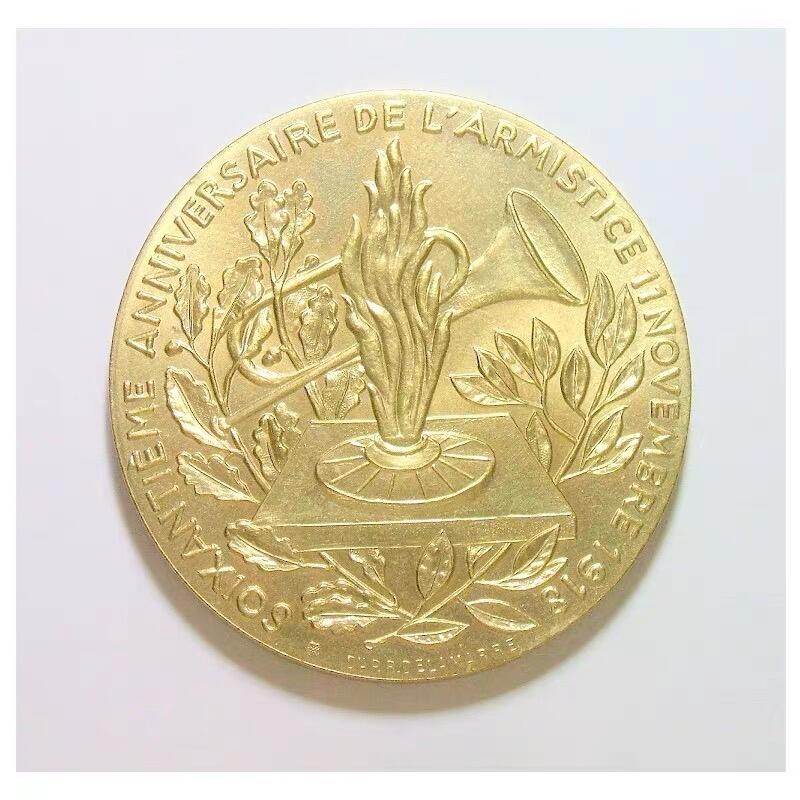法国一战胜利纪念 钢盔+冲锋号高浮雕精制大镀金章 40MM