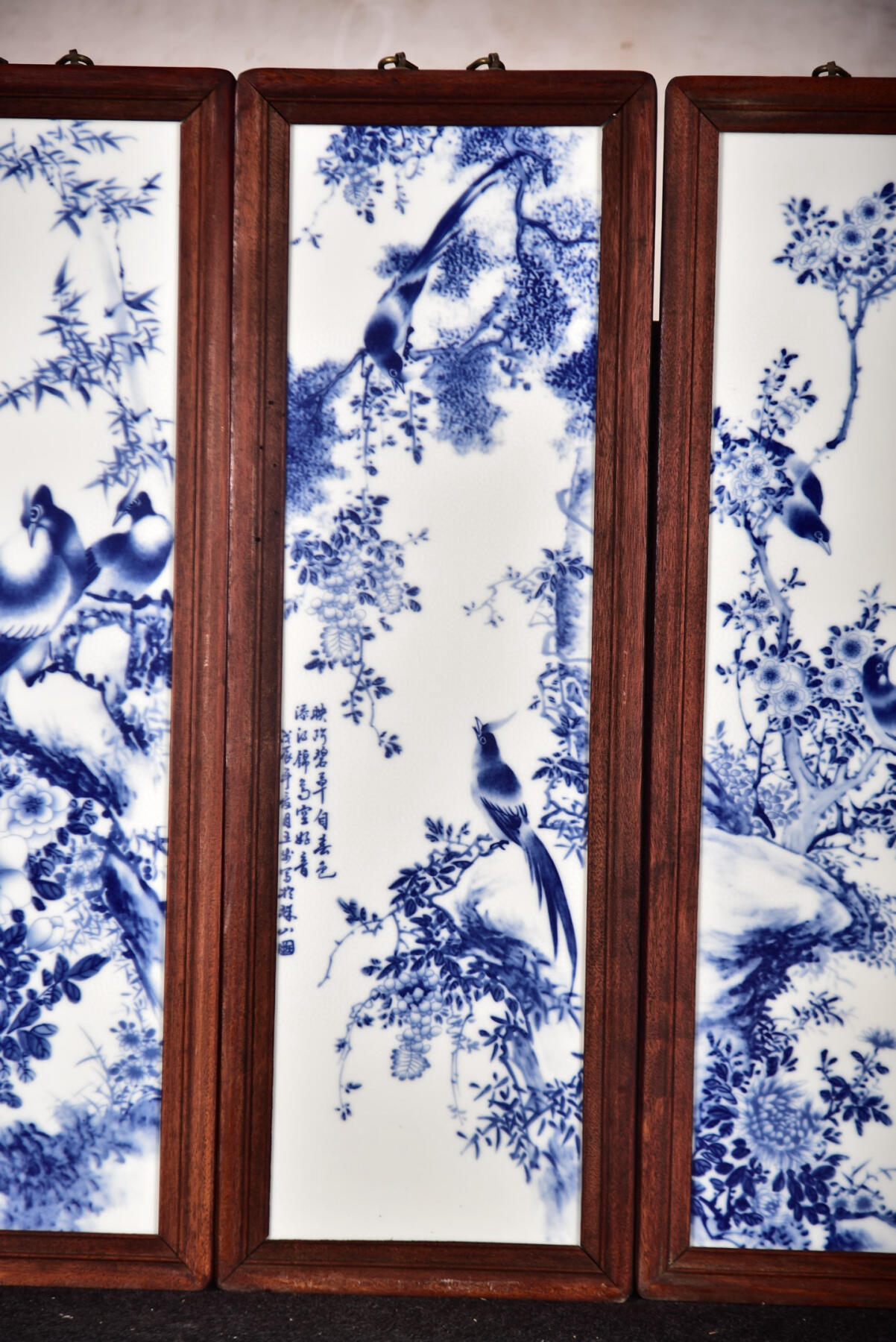 青花大王王步作品赏析！ 红木镶精品青花花鸟瓷板画挂屏一组！ 《鸟语花香》